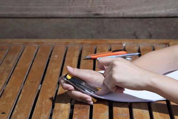 Elini tut zımba yaprak kağıt closeup bağlama.