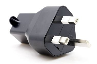Beyaz arka plan üzerinde fiş priz adaptörü elektrik.