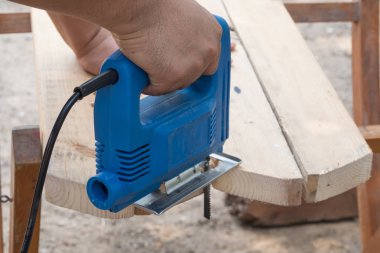 Jig saw ile ana kesim ahşap.