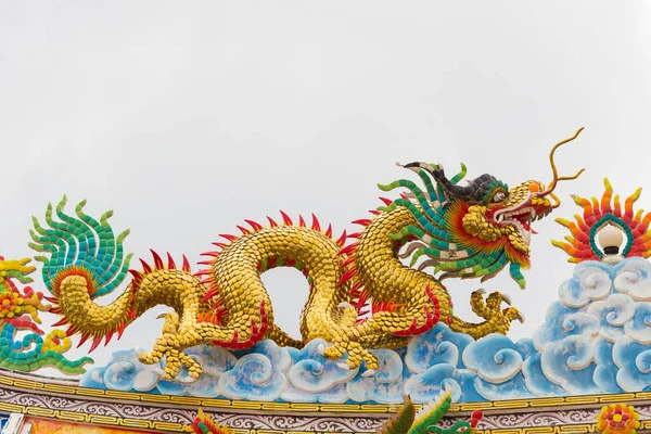 Dragon statue with gray sky background. — Stock Photo, Image