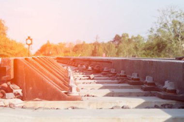 Demiryolu parça detay yakın çekim.