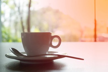 Küçük beyaz fincan espresso ile.