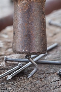 Çekiç ve çiviler yakın..