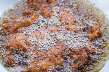 Fried Chicken drummets yağda kızartma derin.