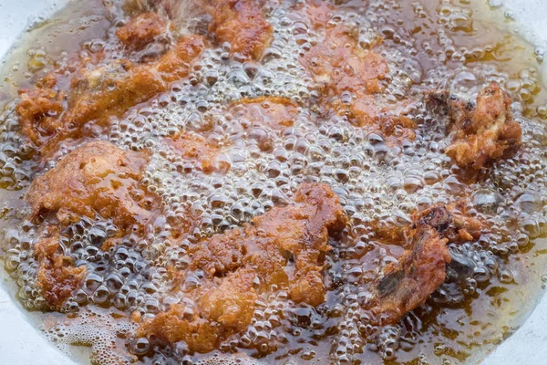 Fried Chicken drummets deep frying in oil. — Stock Photo, Image