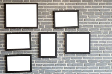 Tuğla duvar siyah doğal ahşap çerçeve. Boş poster resim çerçevesi üzerinde tuğla duvar kadar alay.
