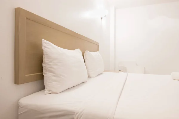 Мінімалістичний інтер'єр білої спальні . — стокове фото