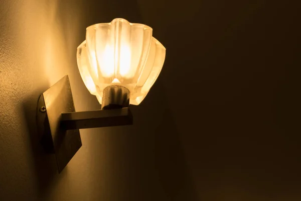 Lampen op betonnen muur. — Stockfoto