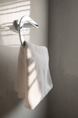 El havluları kancalara tutunur..