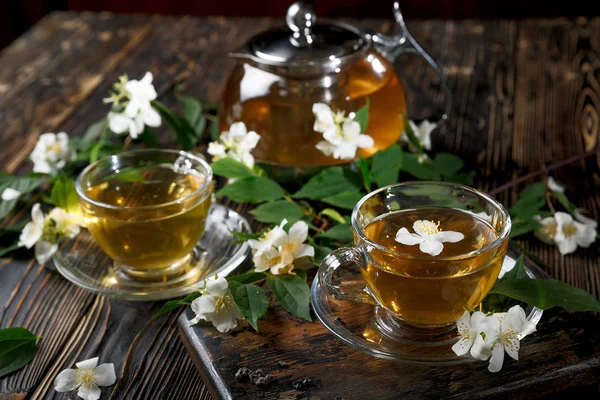 Жасминовый чай с жасминовой травой — стоковое фото