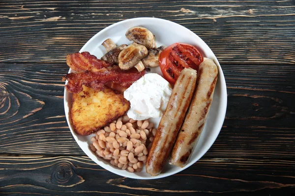 Sağlıklı tam İngiliz kahvaltısı - tabak haşlanmış yumurta, sosis, mantar, tost ve pastırma