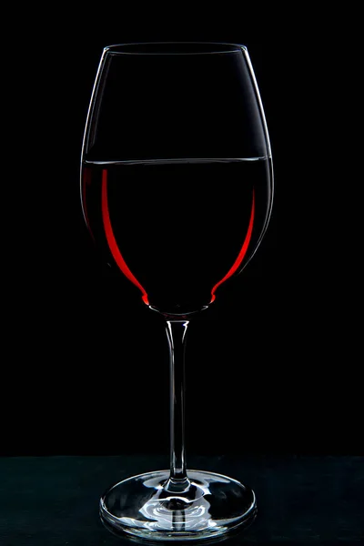 Kırmızı şaraplı bardak.