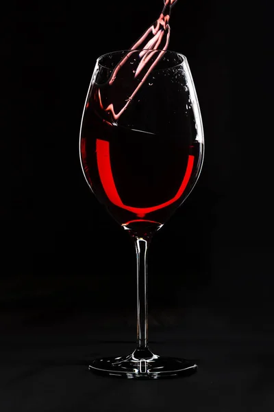 Kırmızı şarap siyah arka plan üzerine kadar