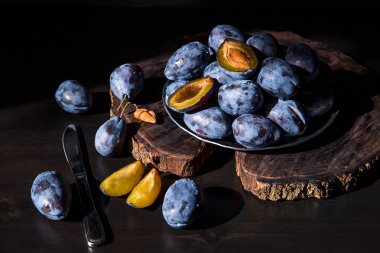 Ahşap backgraund üzerinde taze tatlı mavi Erik