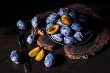 Ahşap backgraund üzerinde taze tatlı mavi Erik