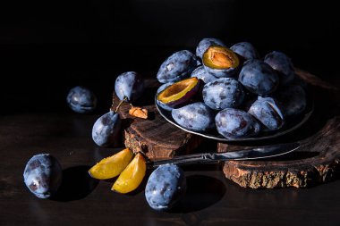 Ahşap backgraund üzerinde taze tatlı mavi Erik
