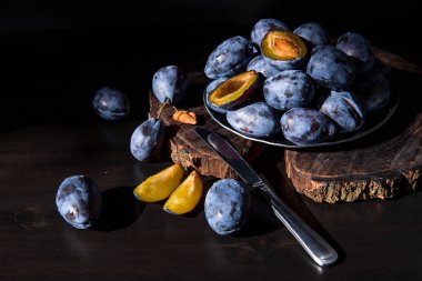Ahşap backgraund üzerinde taze tatlı mavi Erik