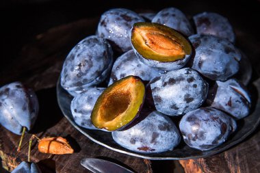 Ahşap backgraund üzerinde taze tatlı mavi Erik