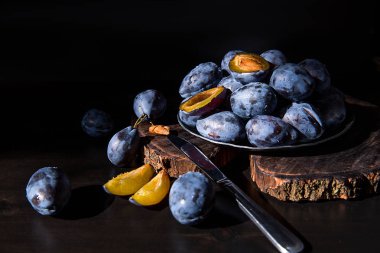 Ahşap backgraund üzerinde taze tatlı mavi Erik