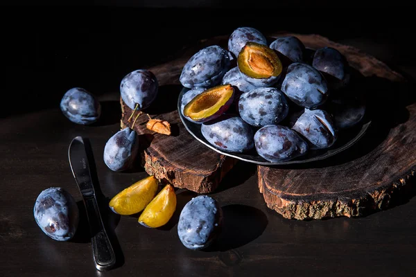 Ahşap backgraund üzerinde taze tatlı mavi Erik