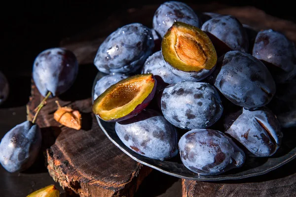 Ahşap backgraund üzerinde taze tatlı mavi Erik