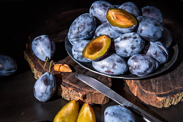 Ahşap backgraund üzerinde taze tatlı mavi Erik