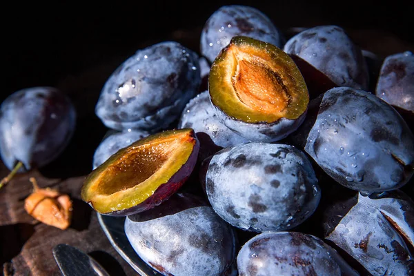 Ahşap backgraund üzerinde taze tatlı mavi Erik