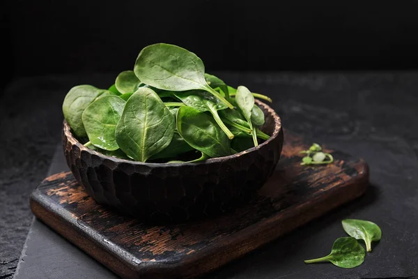 Eski yönetim kurulu bir kevgir içinde taze mini ıspanak yıkanır