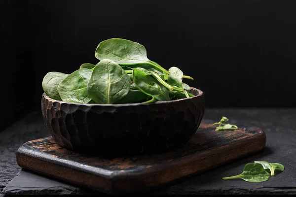 Eski yönetim kurulu bir kevgir içinde taze mini ıspanak yıkanır