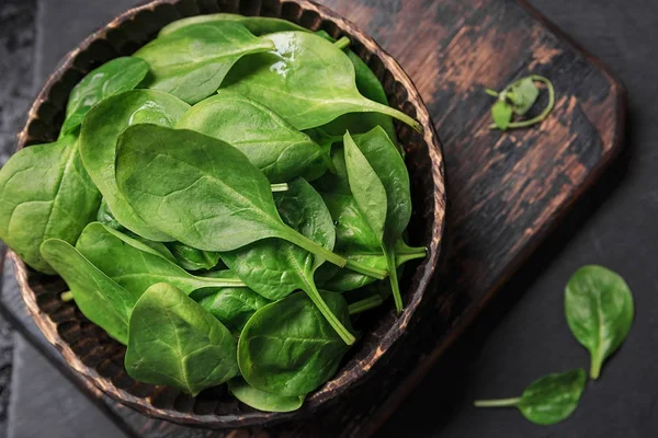 Eski yönetim kurulu bir kevgir içinde taze mini ıspanak yıkanır