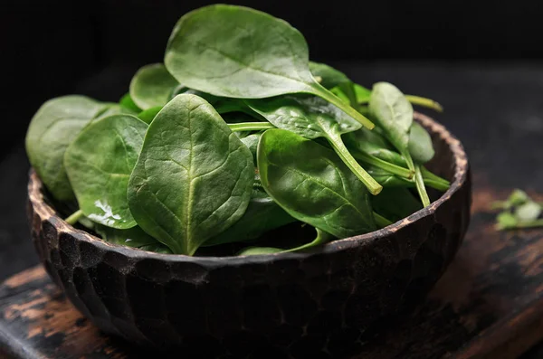 Eski yönetim kurulu bir kevgir içinde taze mini ıspanak yıkanır