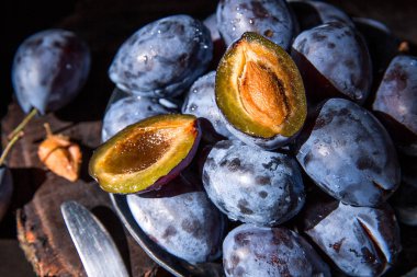 Ahşap backgraund üzerinde taze tatlı mavi Erik