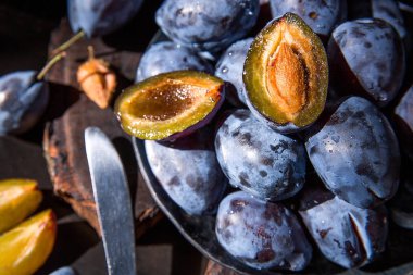 Ahşap backgraund üzerinde taze tatlı mavi Erik