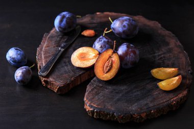 Ahşap backgraund üzerinde taze tatlı mavi Erik