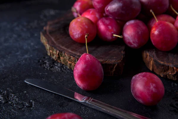 Erik karanlık bir taş zemin üzerine .