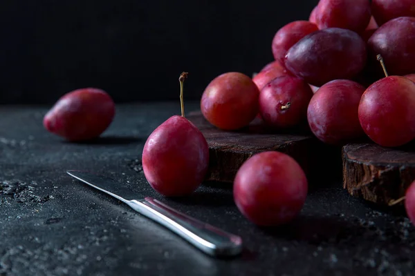 Erik karanlık bir taş zemin üzerine .