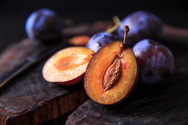 Ahşap backgraund üzerinde taze tatlı mavi Erik