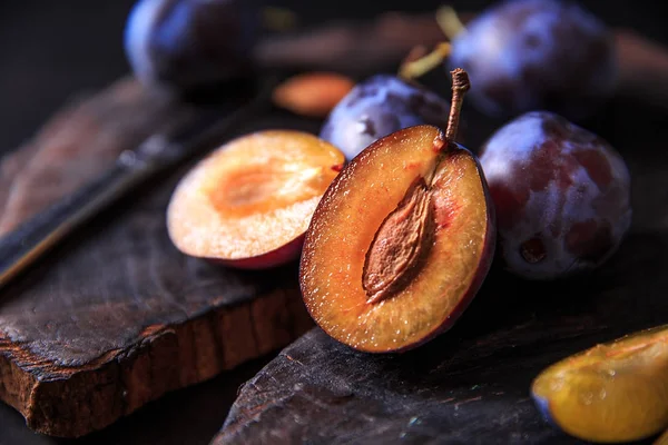 Ahşap backgraund üzerinde taze tatlı mavi Erik