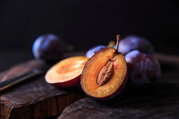 Ahşap backgraund üzerinde taze tatlı mavi Erik