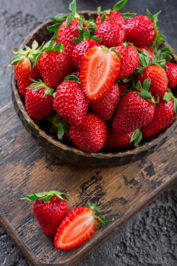 Taze çilek plaka koyu arka plan.