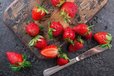 Taze çilek plaka koyu arka plan.