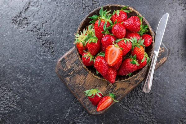 Taze çilek plaka koyu arka plan.