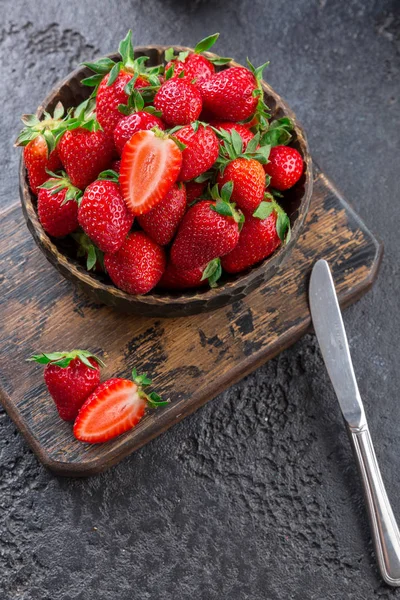 Taze çilek plaka koyu arka plan.