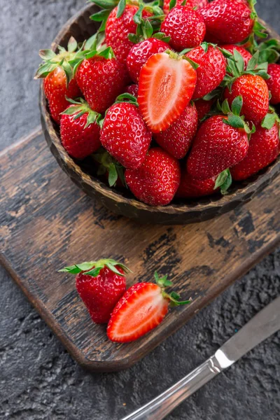 Taze çilek plaka koyu arka plan.