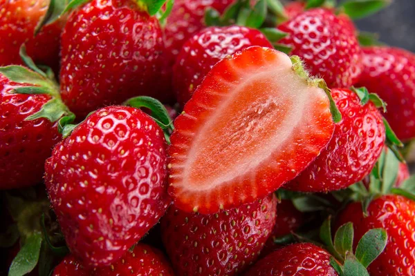 Taze çilek plaka koyu arka plan.