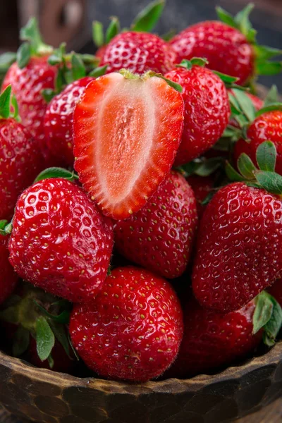 Taze çilek plaka koyu arka plan.