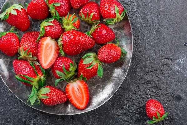 Taze çilek plaka koyu arka plan.