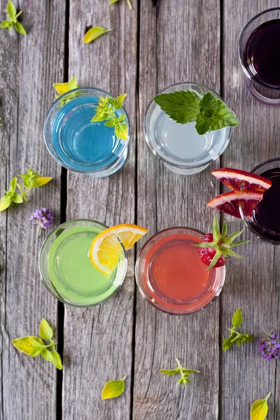 Cocktails på ett träbord Stockfoto