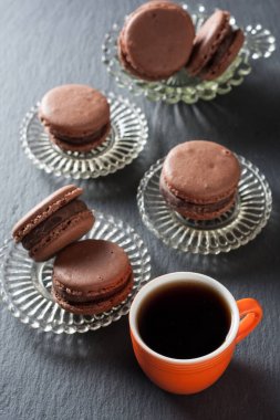 doğal bir taş üzerinde macaroons