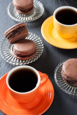 doğal bir taş üzerinde macaroons